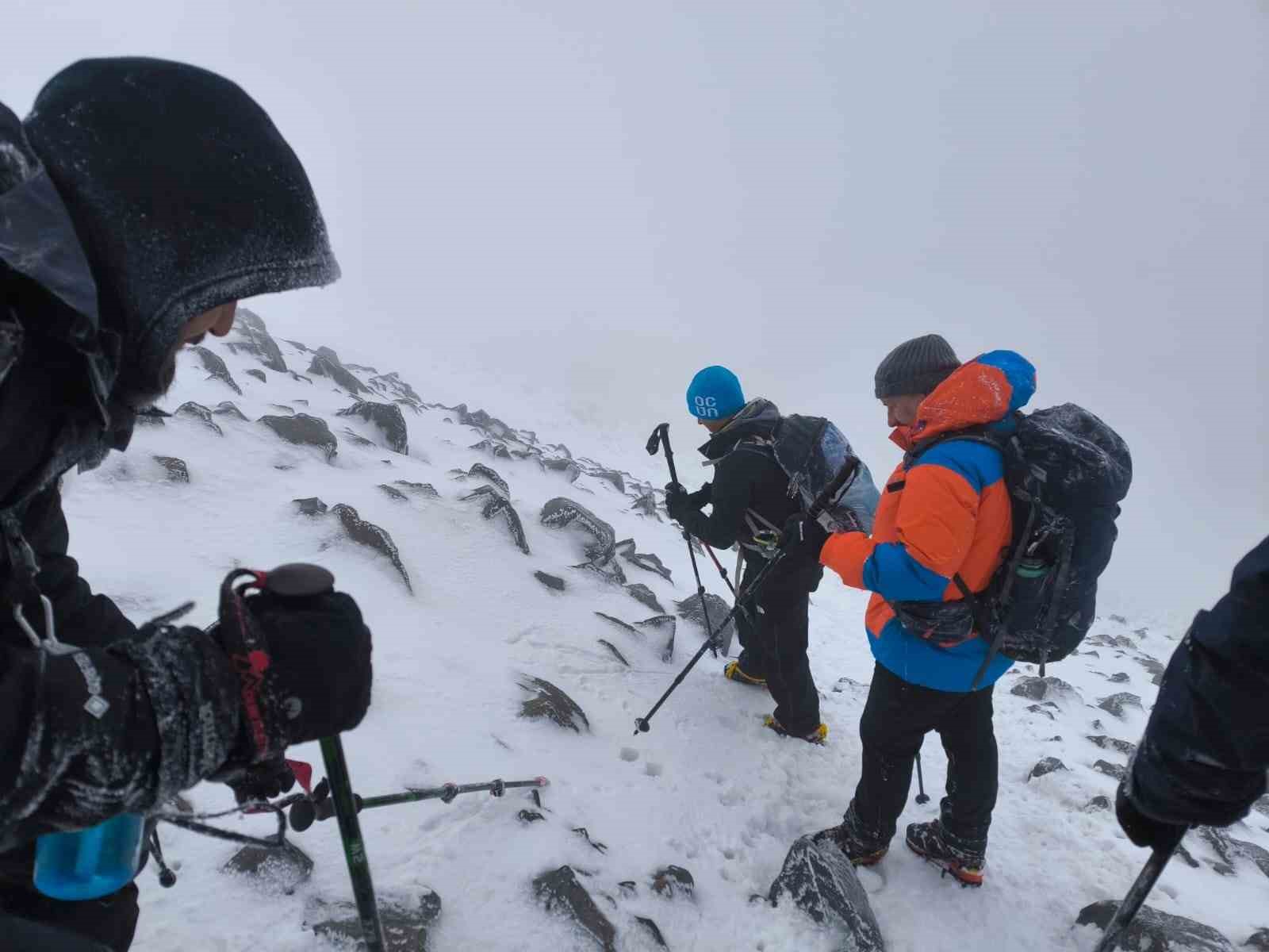 Dağcıların zorlu zirve tırmanışı