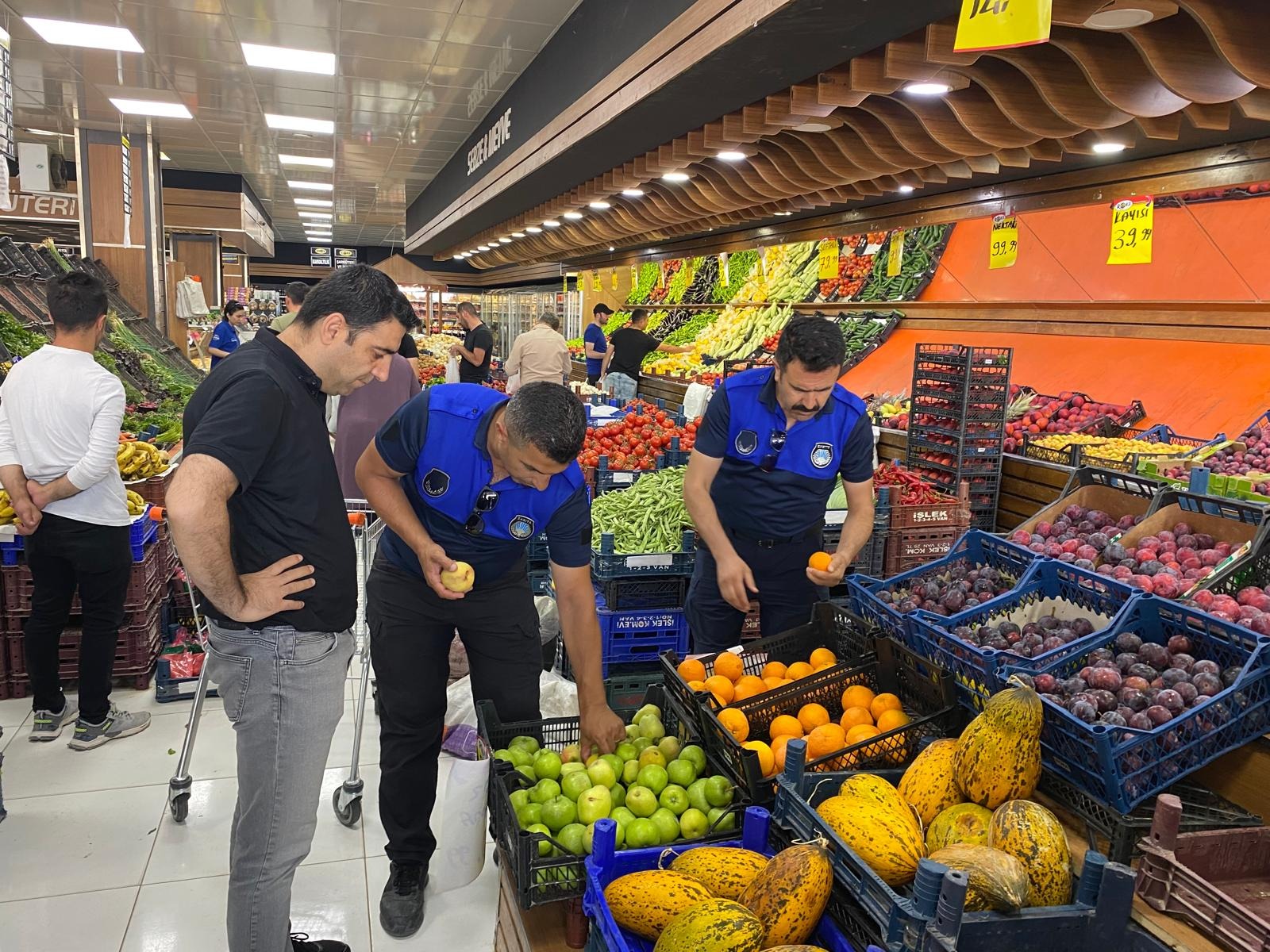 Vanın Edremit ilçesinde bulunan zincir marketler denetlendi