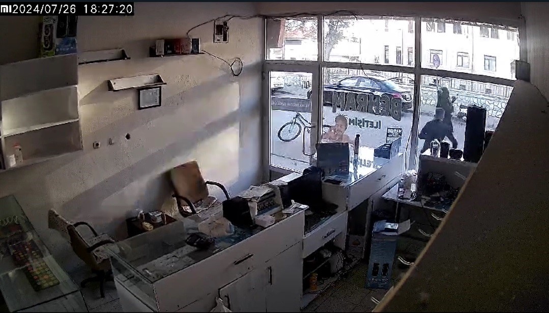 Deprem anı  kameralara yansıdı