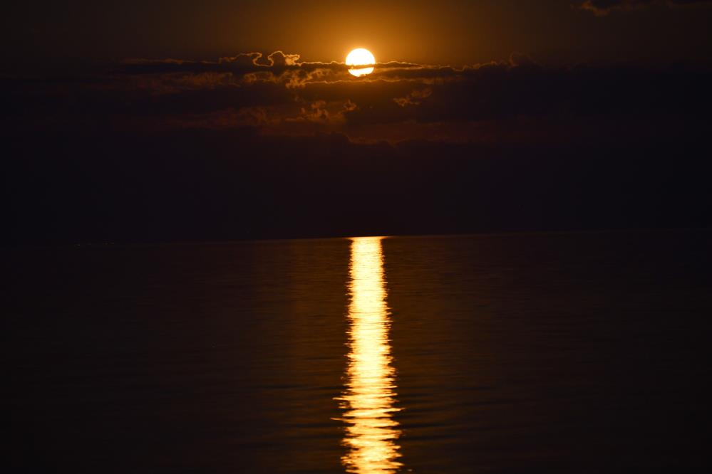 Van Gölü’nde çıkan dolunay güzelliğiyle büyüledi