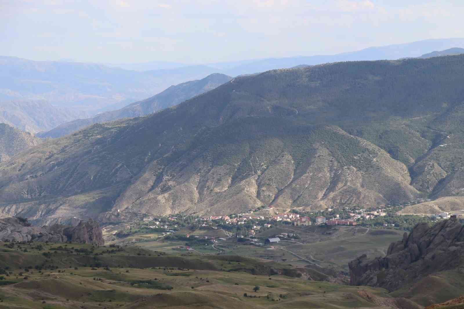 Sis bulutları Kivi Dağı’nda şelale görüntüsü oluşturdu