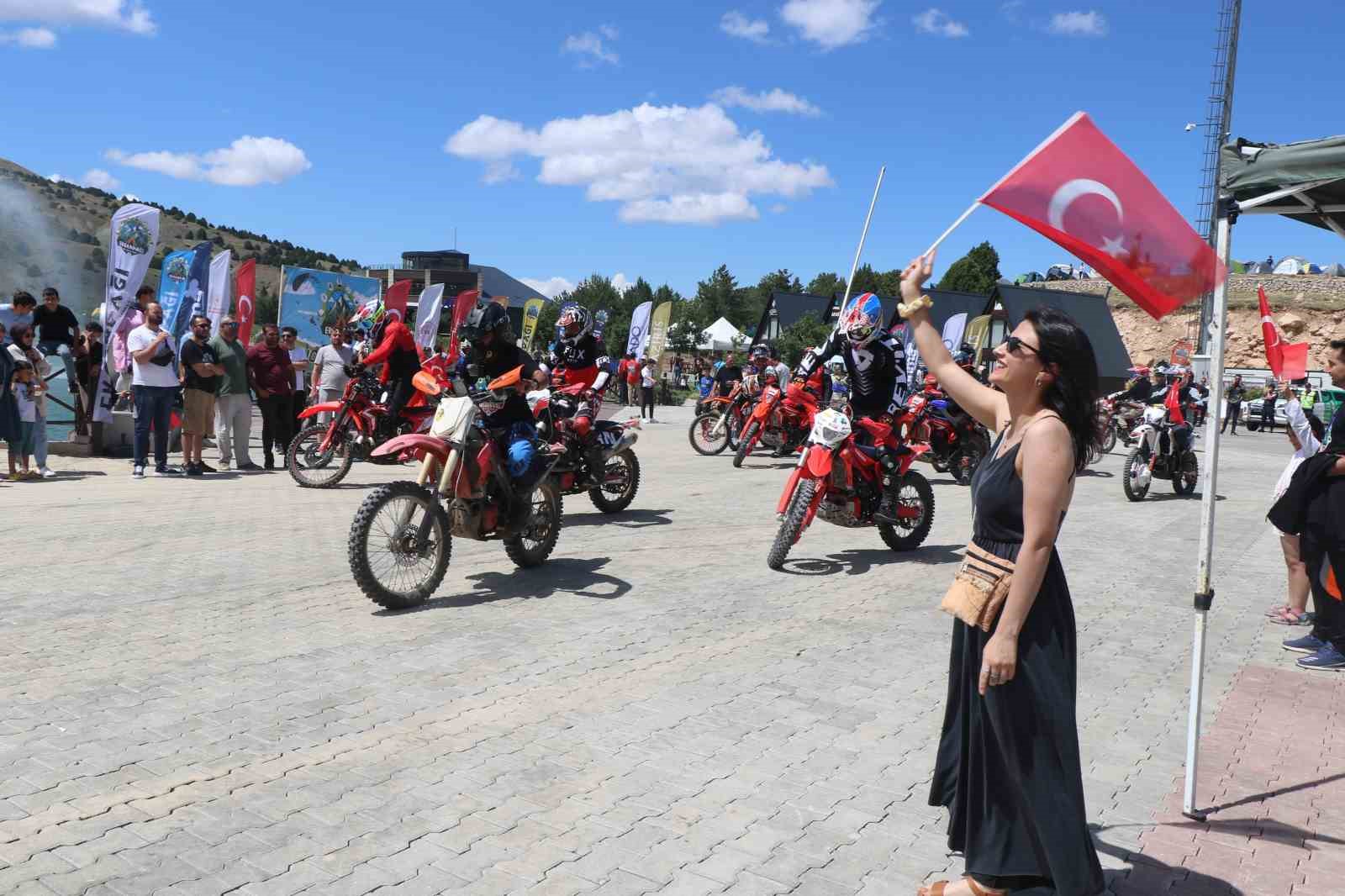 Erzincan’da düzenlenen festival, renkli görüntülere sahne oldu