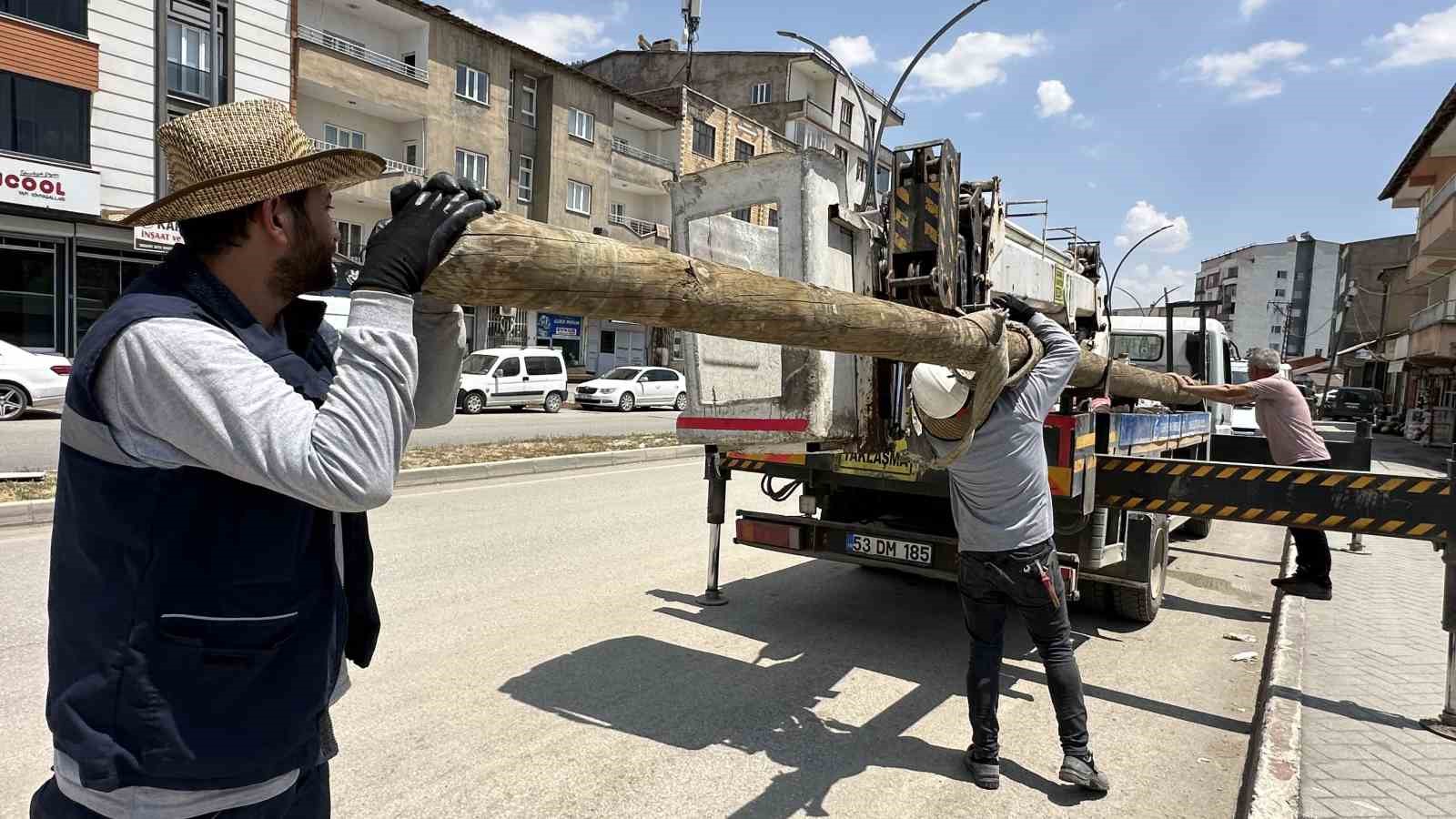 Yüksekova’da tehlike saçan elektrik direği yenilendi