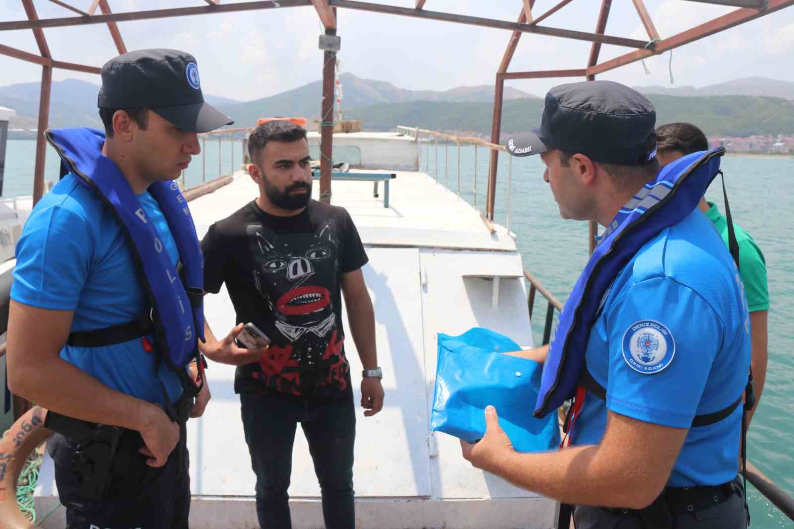Polis botu Van Gölü’nde kaçak avlanmaya izin vermiyor