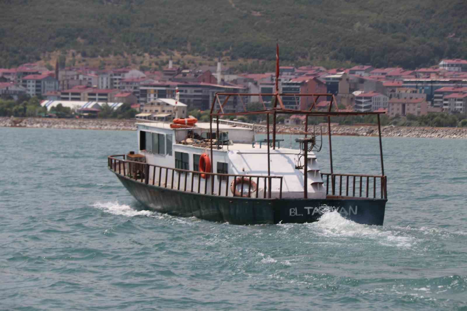 Polis botu Van Gölü’nde kaçak avlanmaya izin vermiyor