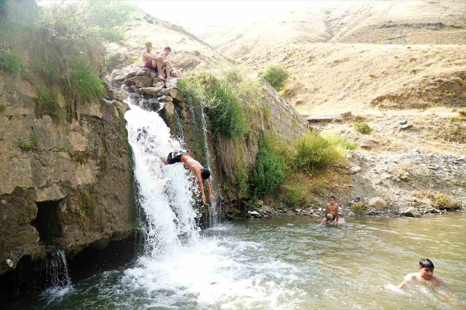 Muşlu çocuklar çayda yüzerek serinliyor