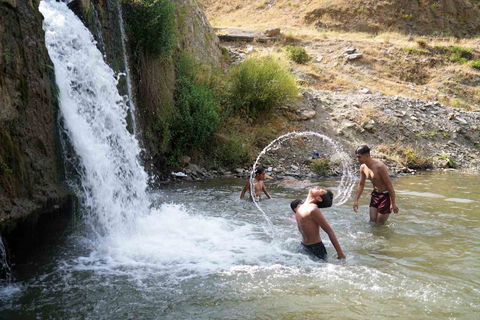 Muşlu çocuklar çayda yüzerek serinliyor