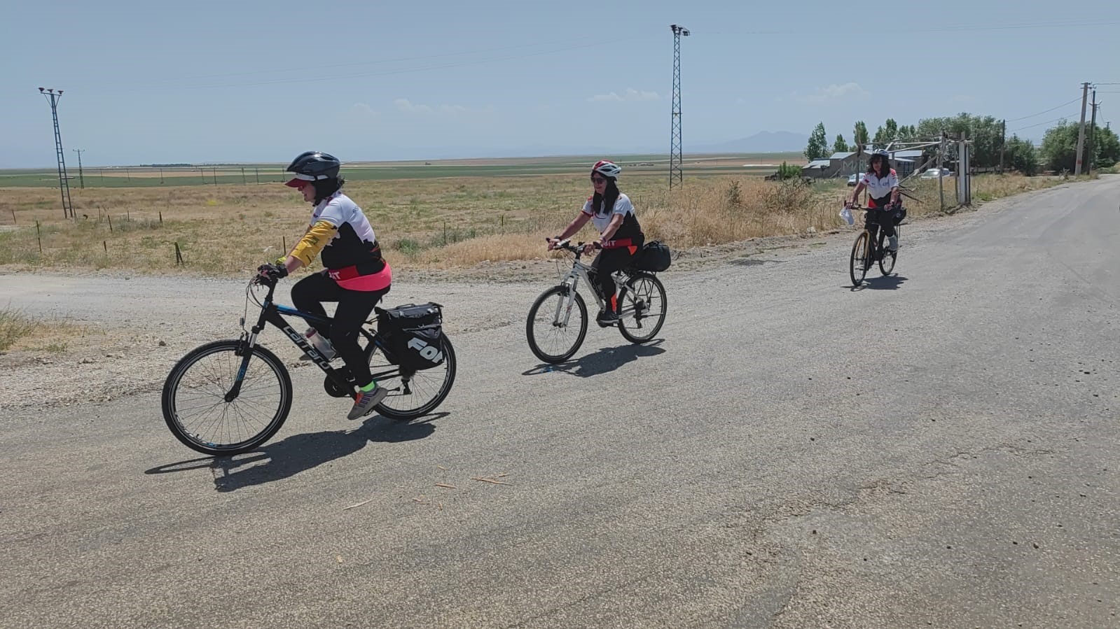 Kadın bisikletçiler, kuraklığa dikkat çekmek için Van Gölü’nün etrafında pedal çevirdi