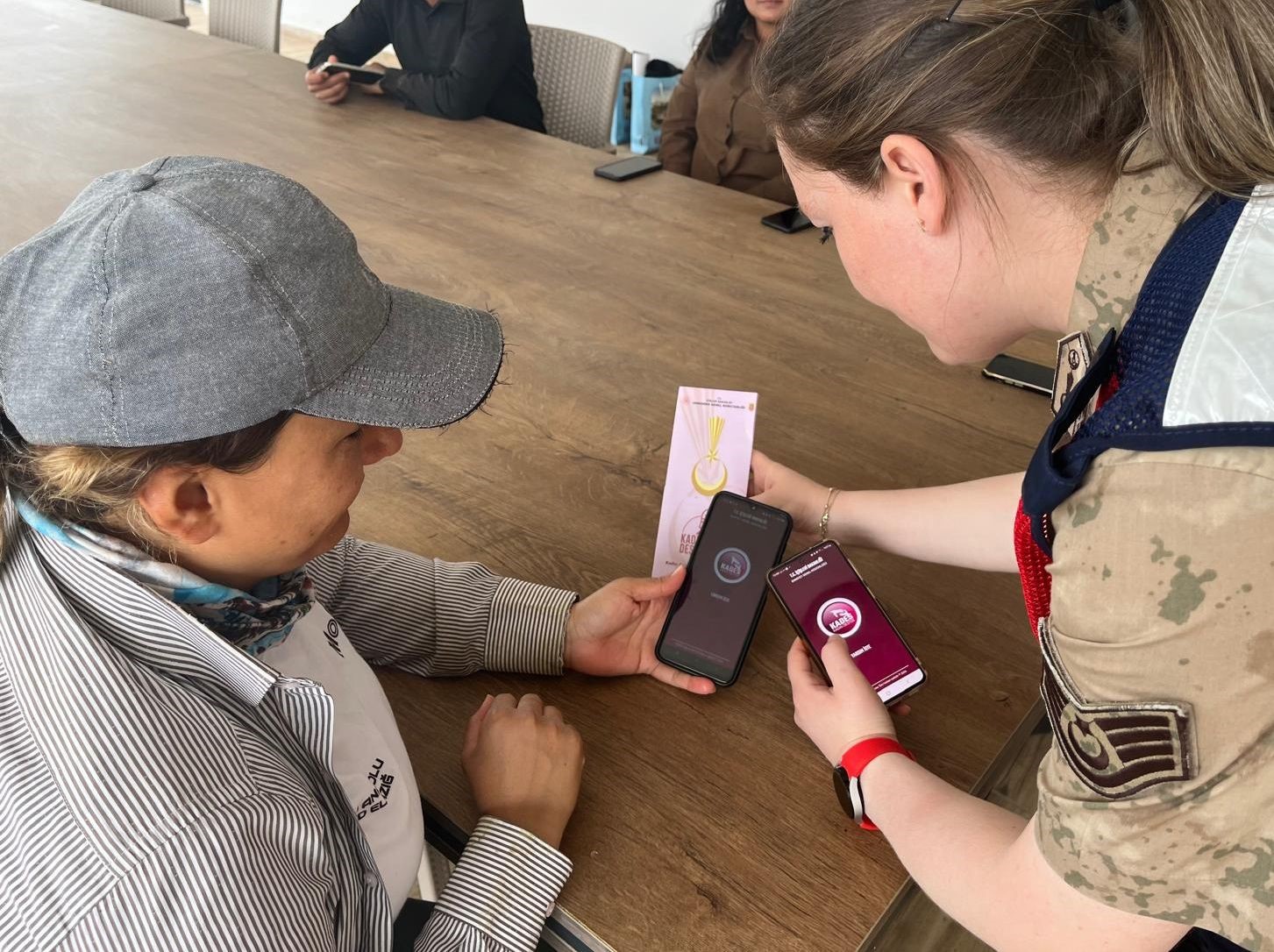 Fabrikada çalışan kadınlara  KADES bilgilendirmesi