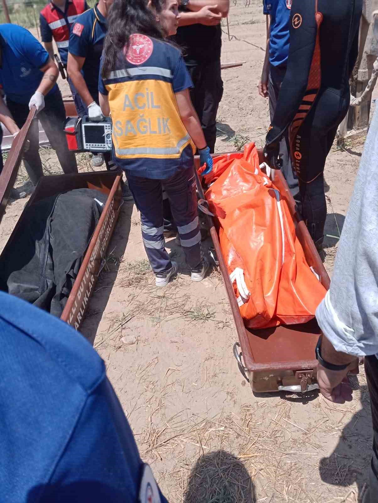 Önce otomobil, ardından 2 kişinin cesedi bulundu