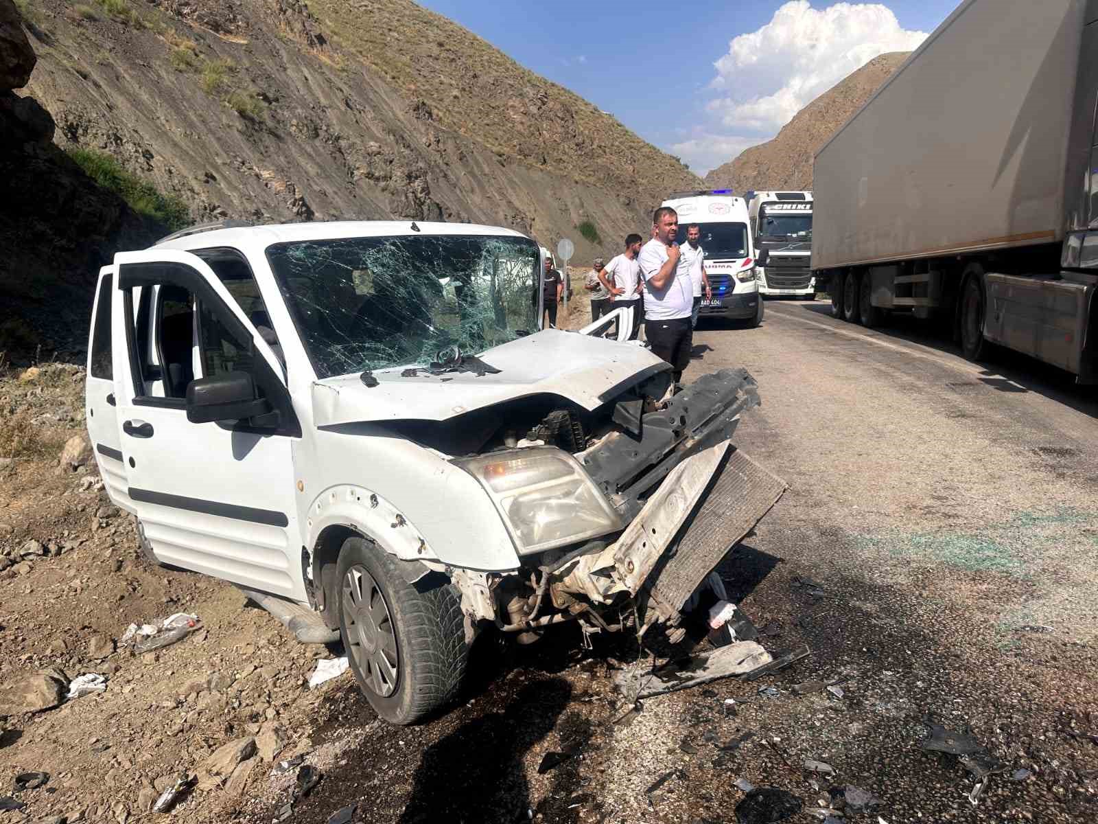 Yüksekova’da yolcu minibüsü ile hafif ticari araç kafa kafaya çarpıştı: 2’si ağır 7 yaralı
