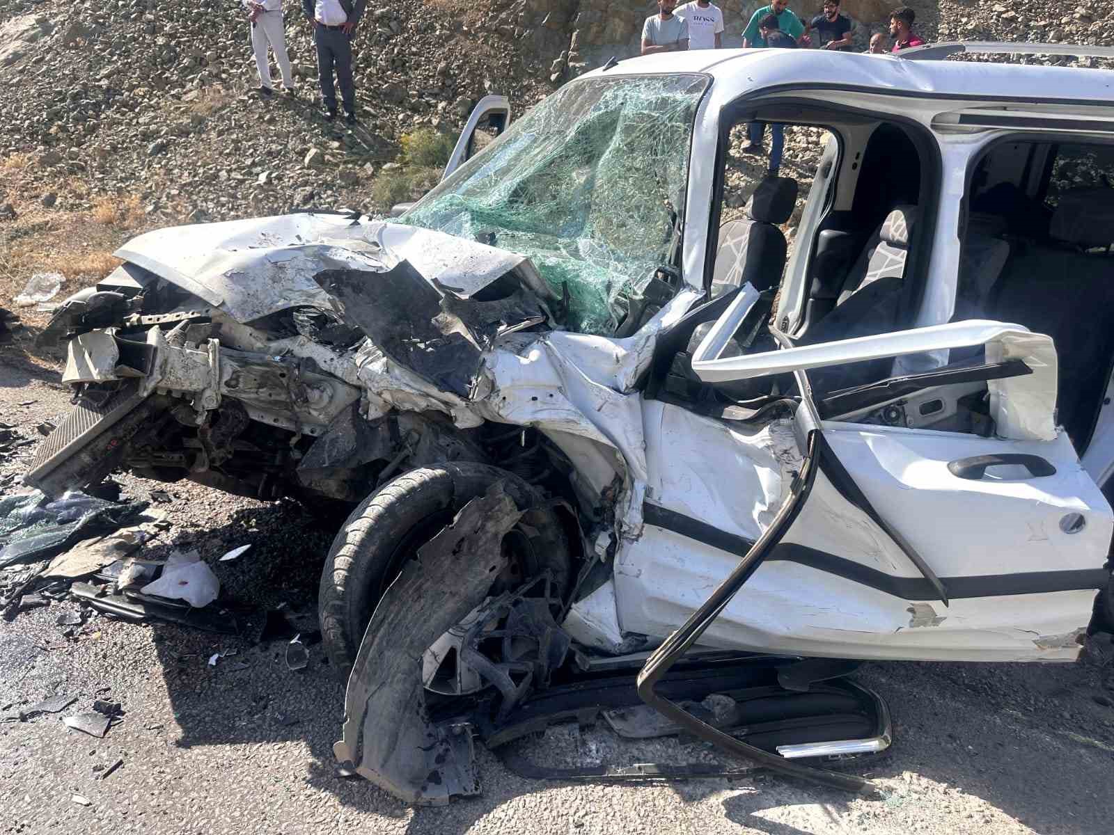 Yüksekova’da yolcu minibüsü ile hafif ticari araç kafa kafaya çarpıştı: 2’si ağır 7 yaralı