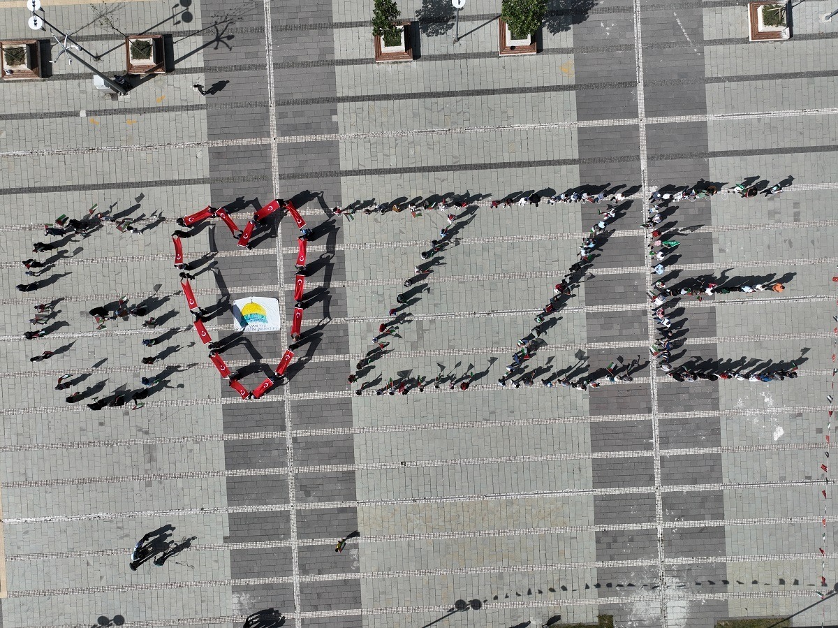 Van YYÜ’den koreografi ile “GAZZE” yazısı