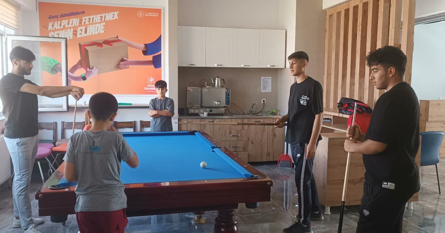 Gürpınarlı gençler doya doya eğleniyor