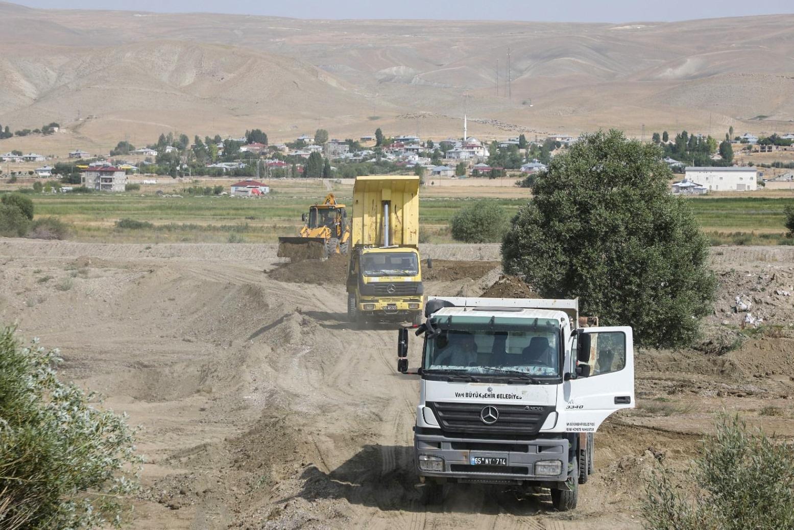 Gürpınar’da 30 yıldır yapılmayan arazi yolunda çalışma başlatıldı