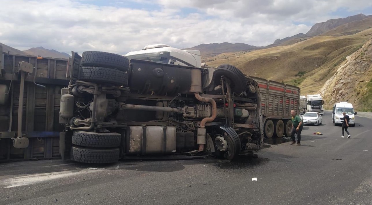 Hakkari-Van karayolunda 2 tır kafa kafaya çarpıştı