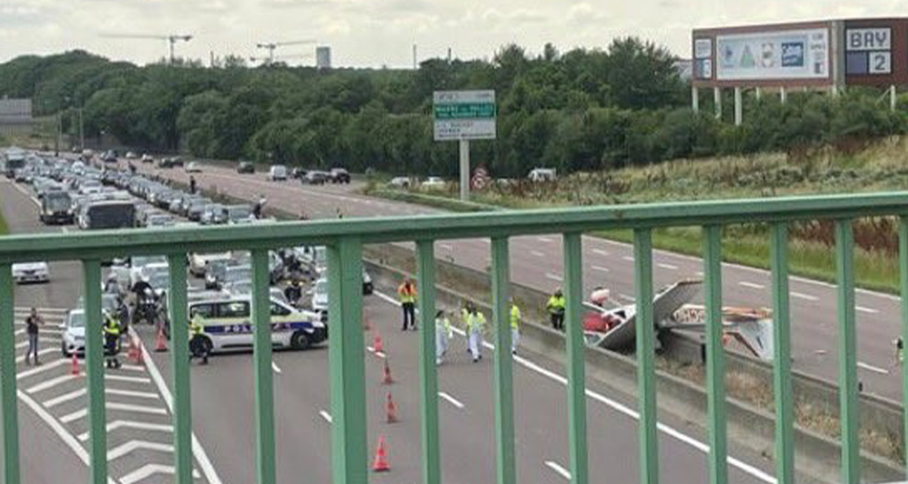 Fransa’da otoyola küçük uçak düştü: 3 ölü