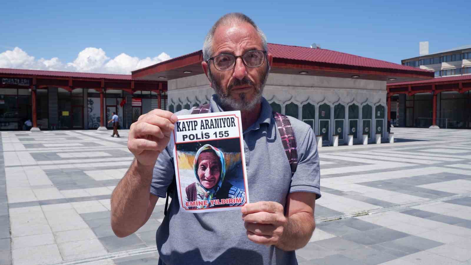 Her yerde kaybettiği annesine arıyor