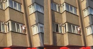 Cama çıkan küçük çocuk yürekleri ağza getirdi