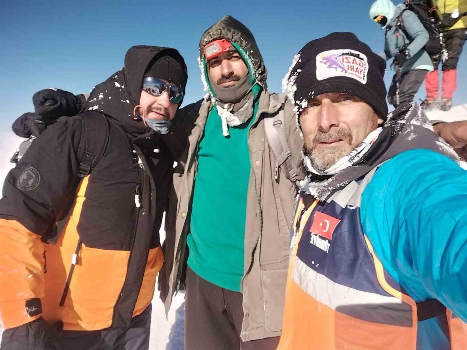 Kar ve fırtınaya rağmen zirveye ulaştılar