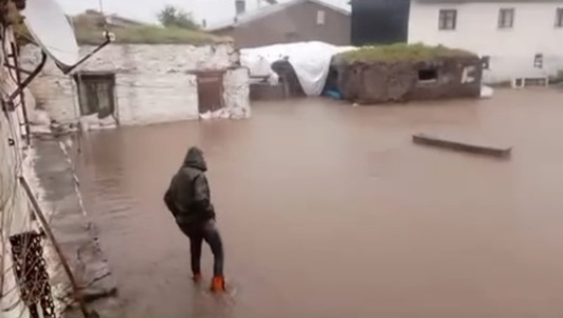 Kars’ın iki köyü sele teslim oldu