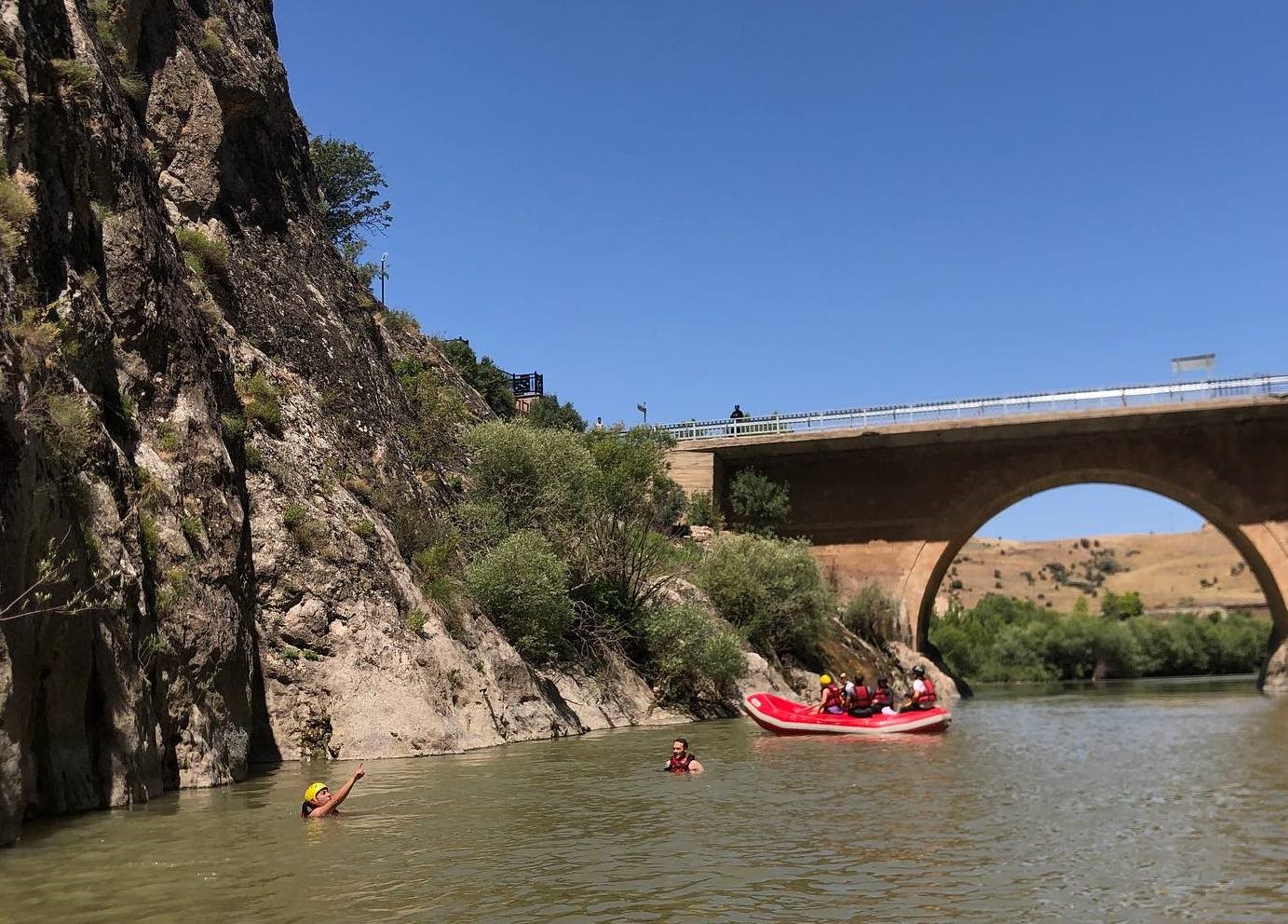 Kavurucu sıcaklardan rafting yaparak korundular