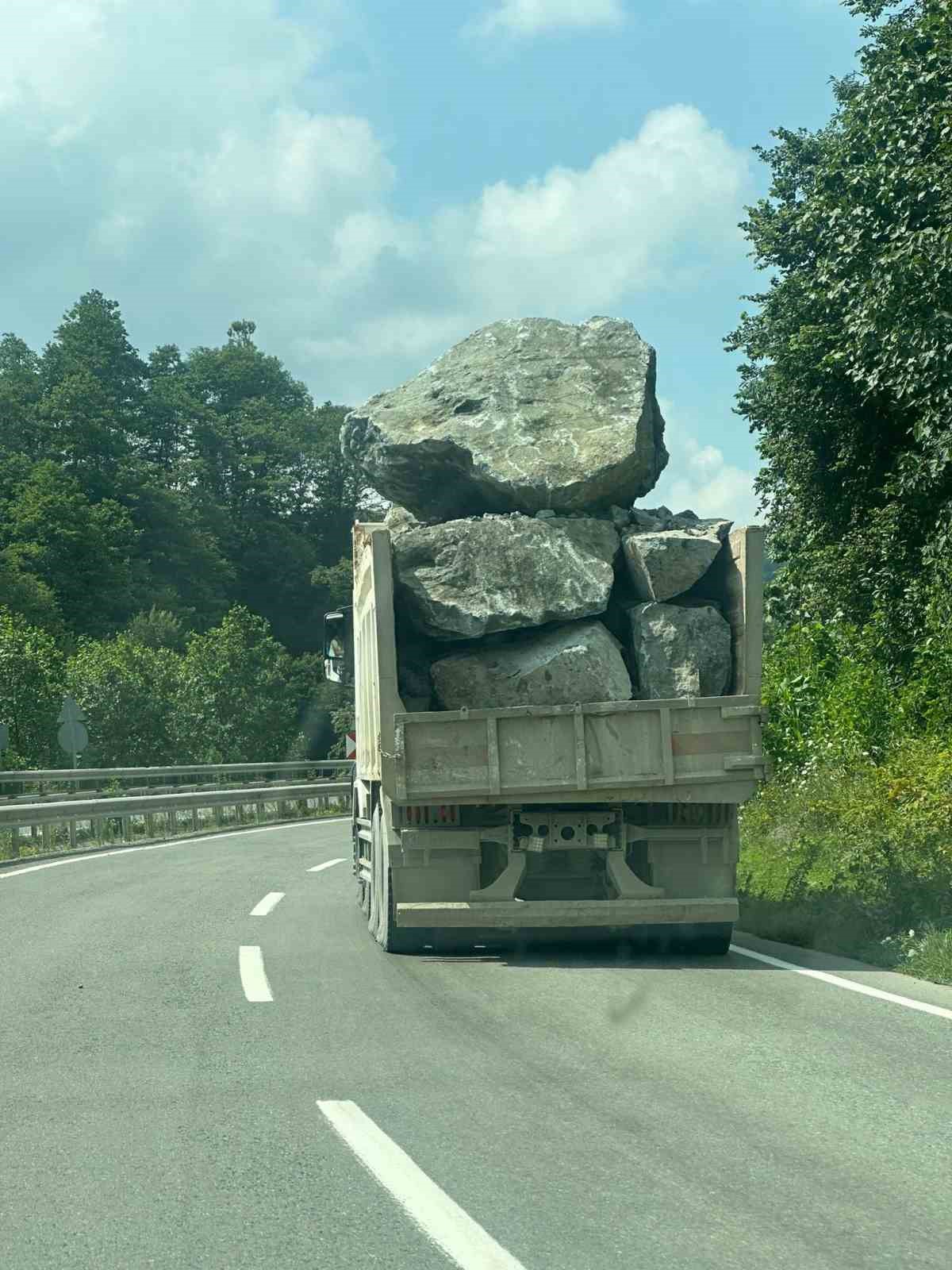 Kaya taşıyan kamyonlar sürücülere korku dolu anlar yaşattı