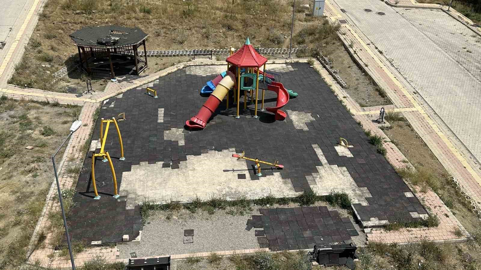 Kimliği belirsiz kişiler, çocuk parkını talan etti