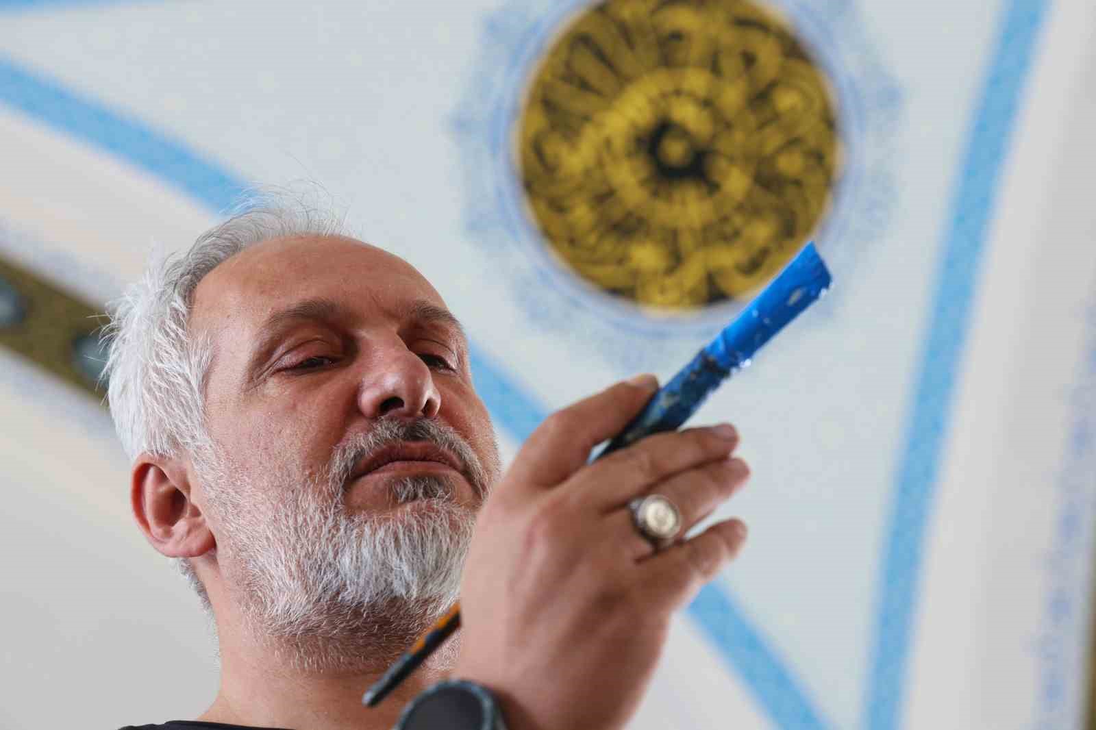 Küçük fırçası ile bir çok cami süsledi