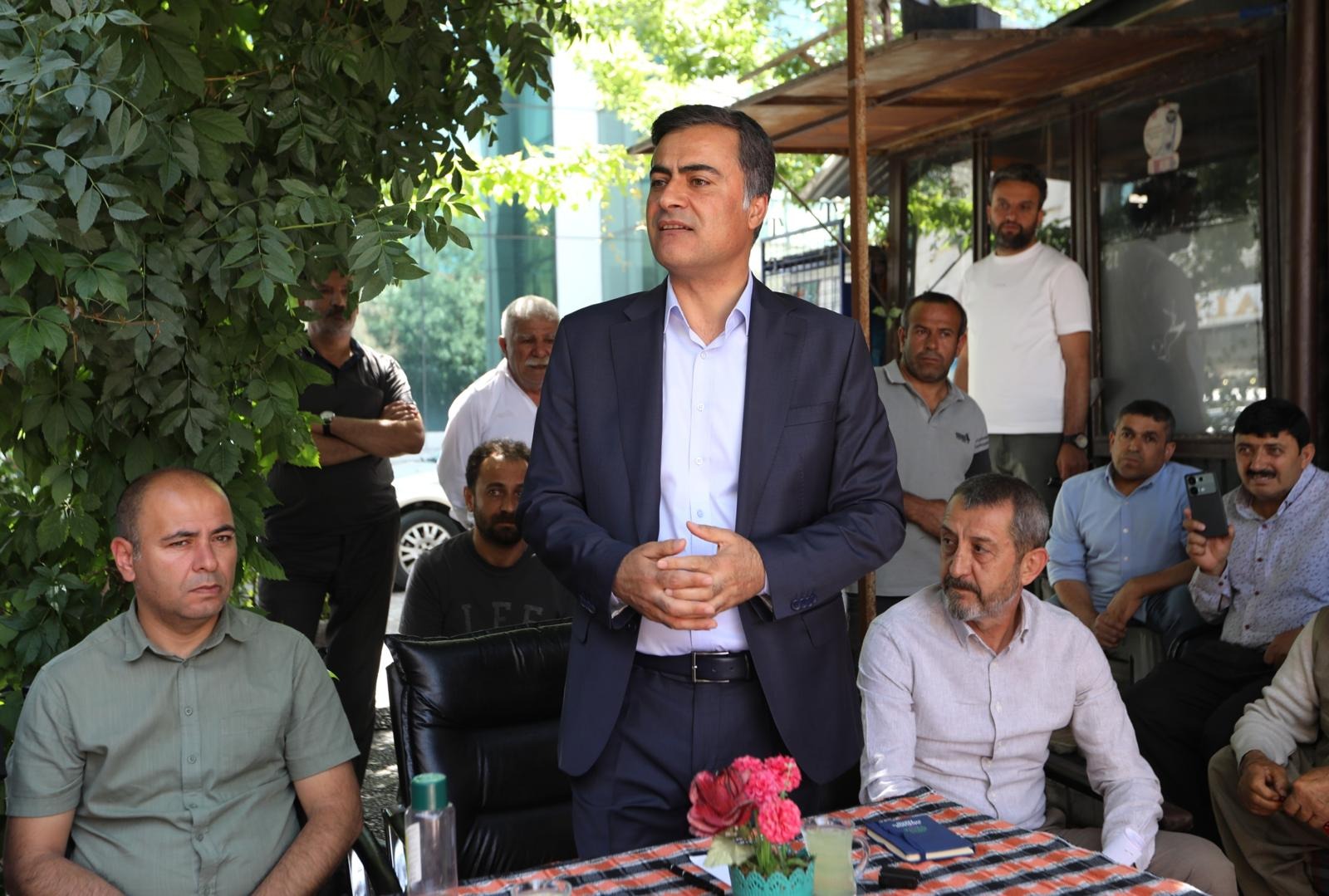 Van Büyükşehir Belediyesi Başkanı  Abdullah Zeydan Mısır Çarşısı esnafıyla bir araya geldi