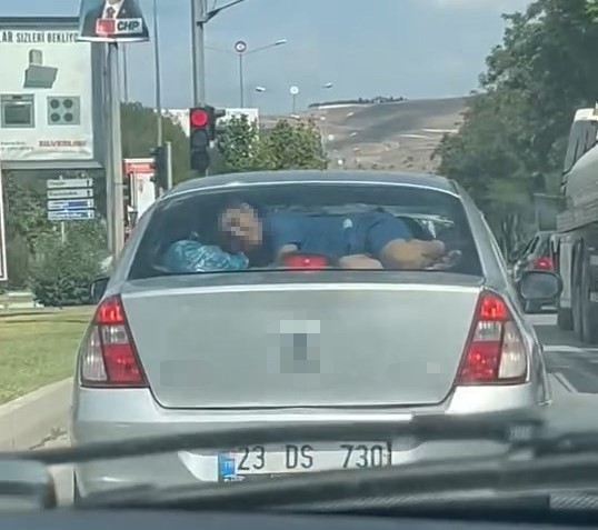 Minik çocuğun tehlikeli yolculuğu kameralara yansıdı