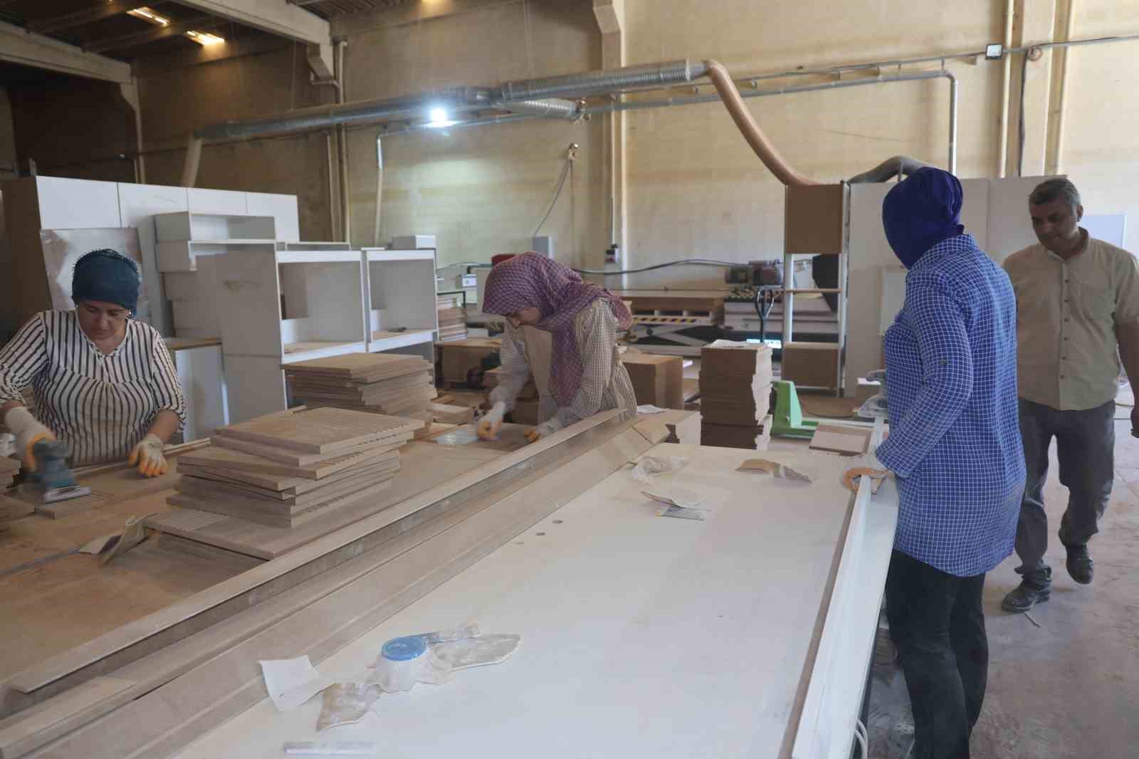 Mobilya fabrikasında çalışan kadın ustalar erkeklere taş çıkarıyor