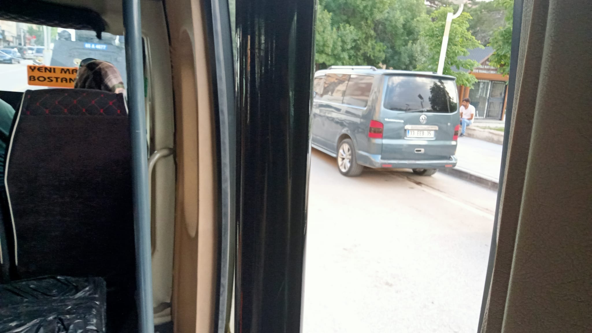 Van’da kapıları açık minibüste tehlikeli yolculuk!