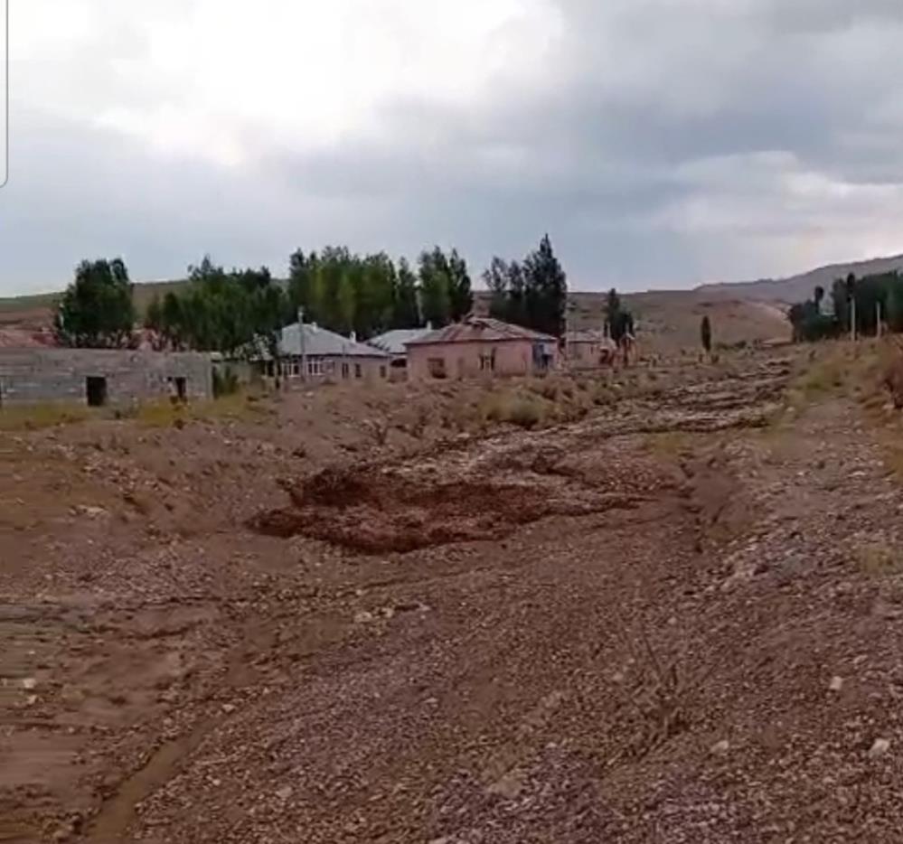 Van’da kuvvetli sağanak yağış sele neden oldu