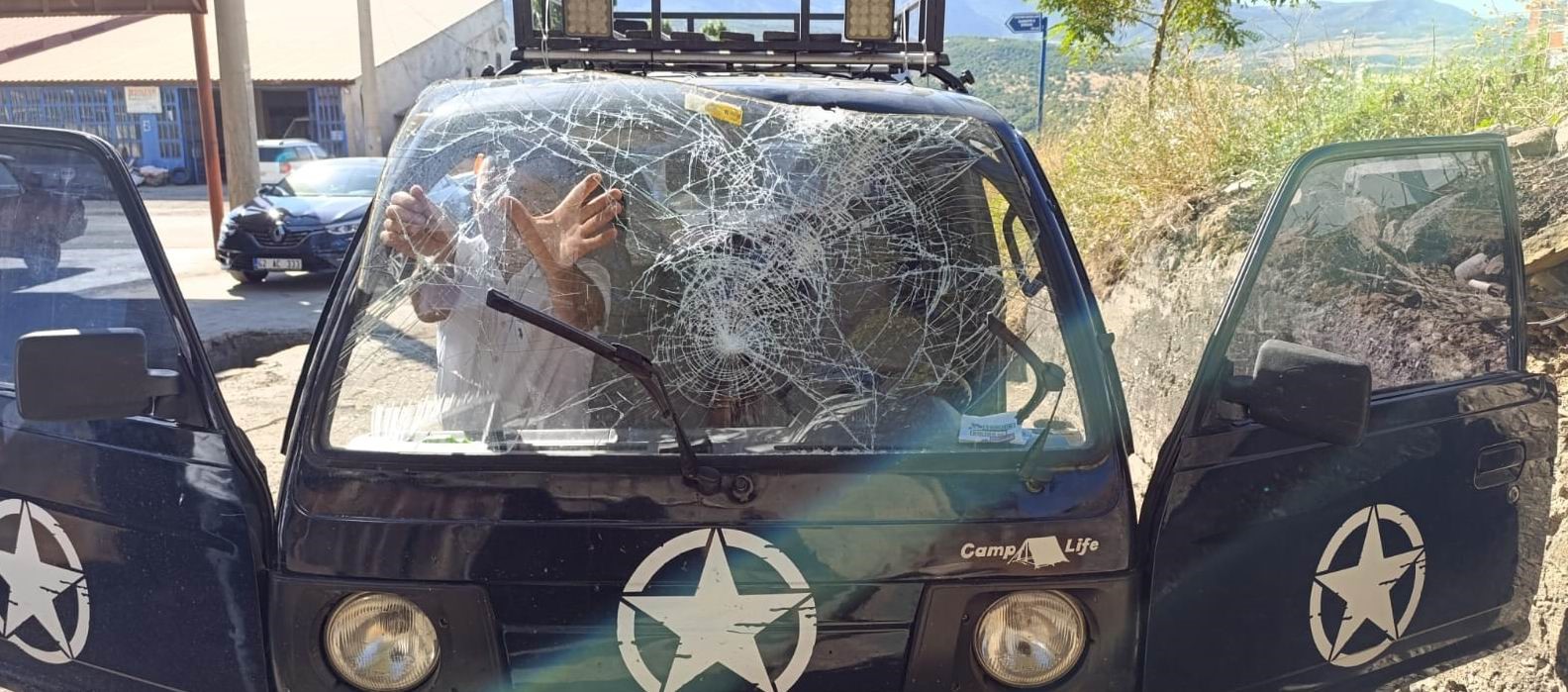 Seyir halindeyken aracına taş isabet eden vatandaş ölümden döndü