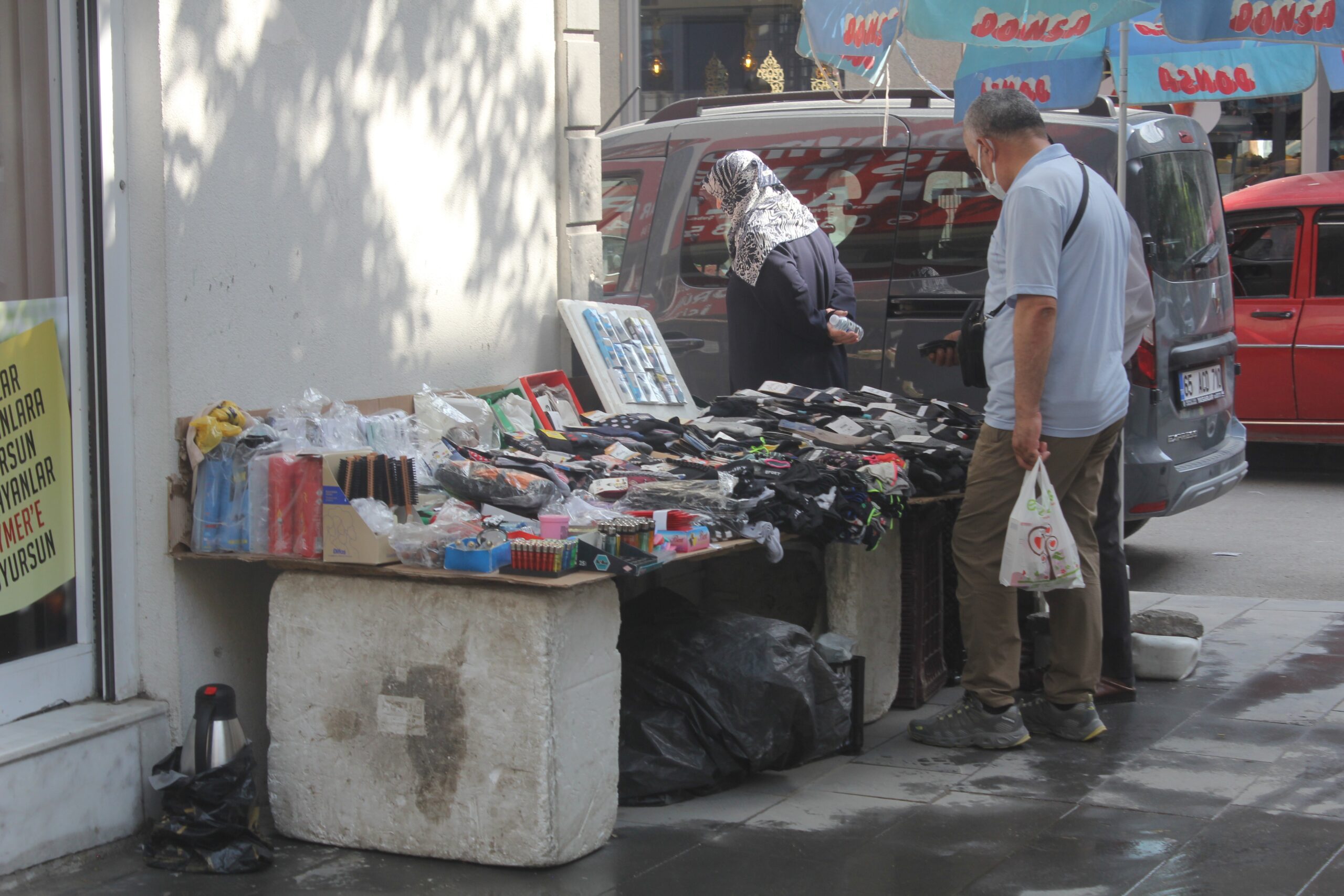 Van’da seyyarlar zabıtalara meydan okuyor