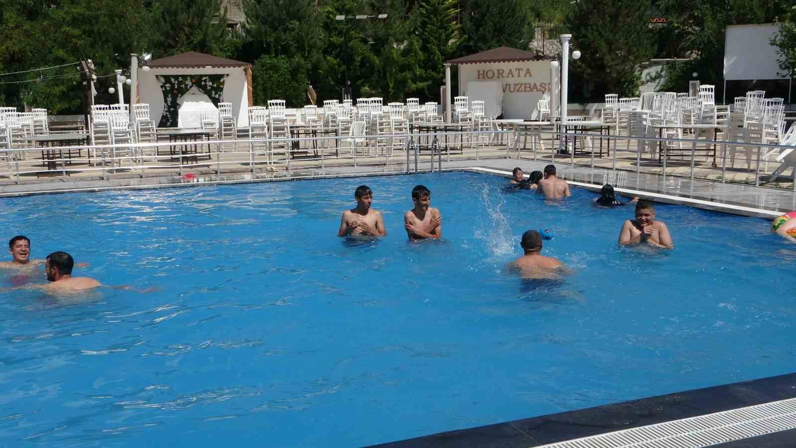 Sıcak havadan  bunalanlar, havuzlara akın etti