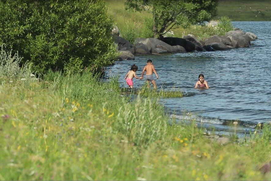 Sıcaklıklardan bunalan çocuklar Çıldır Gölü’nde serinliyor