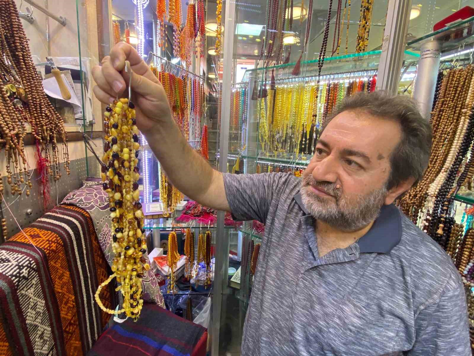 Şifa taşı olarak bilinen  kehribar kolyeler 2 bin liradan satılıyor