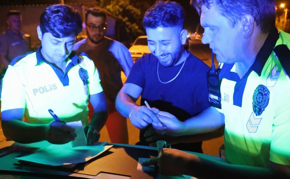 Ceza yiyen genç sürücü neşesiyle şaşırttı