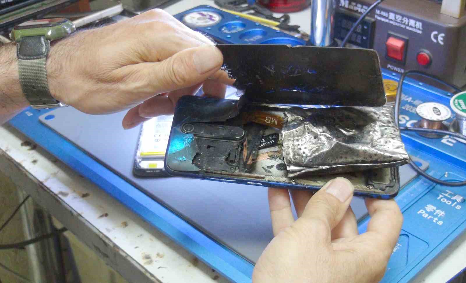 Tamir esnasında patlayan telefon güvenlik kamerasına yansıdı