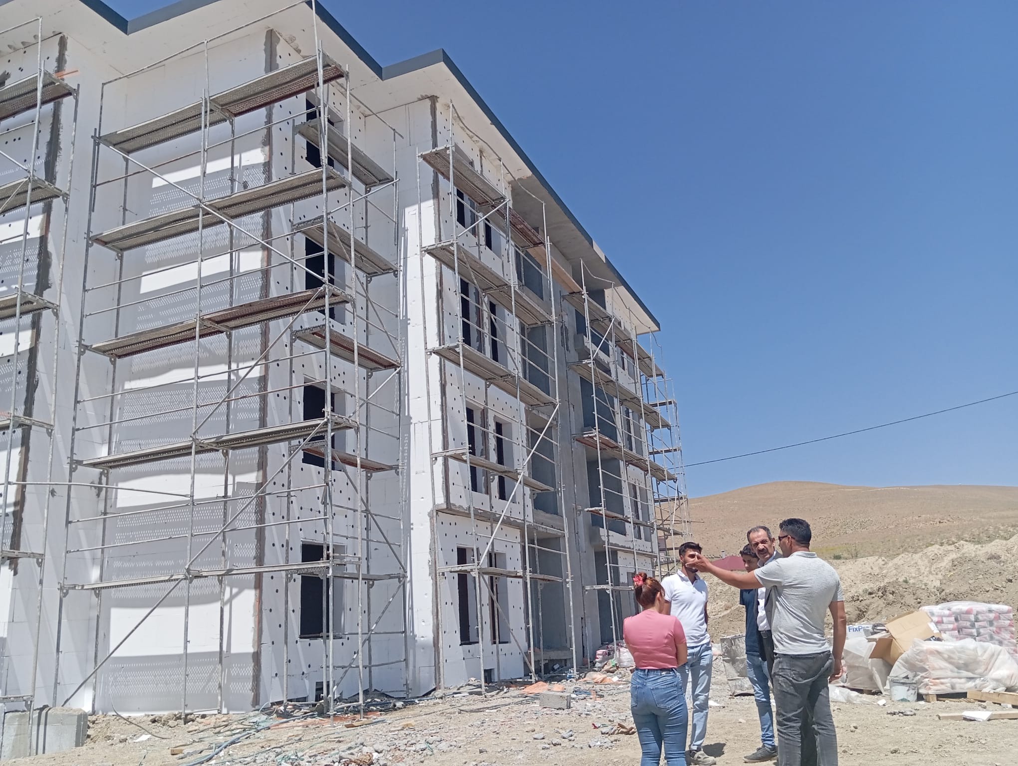 Tanış yapımı devam eden TOKİ inşaatını ziyaret etti