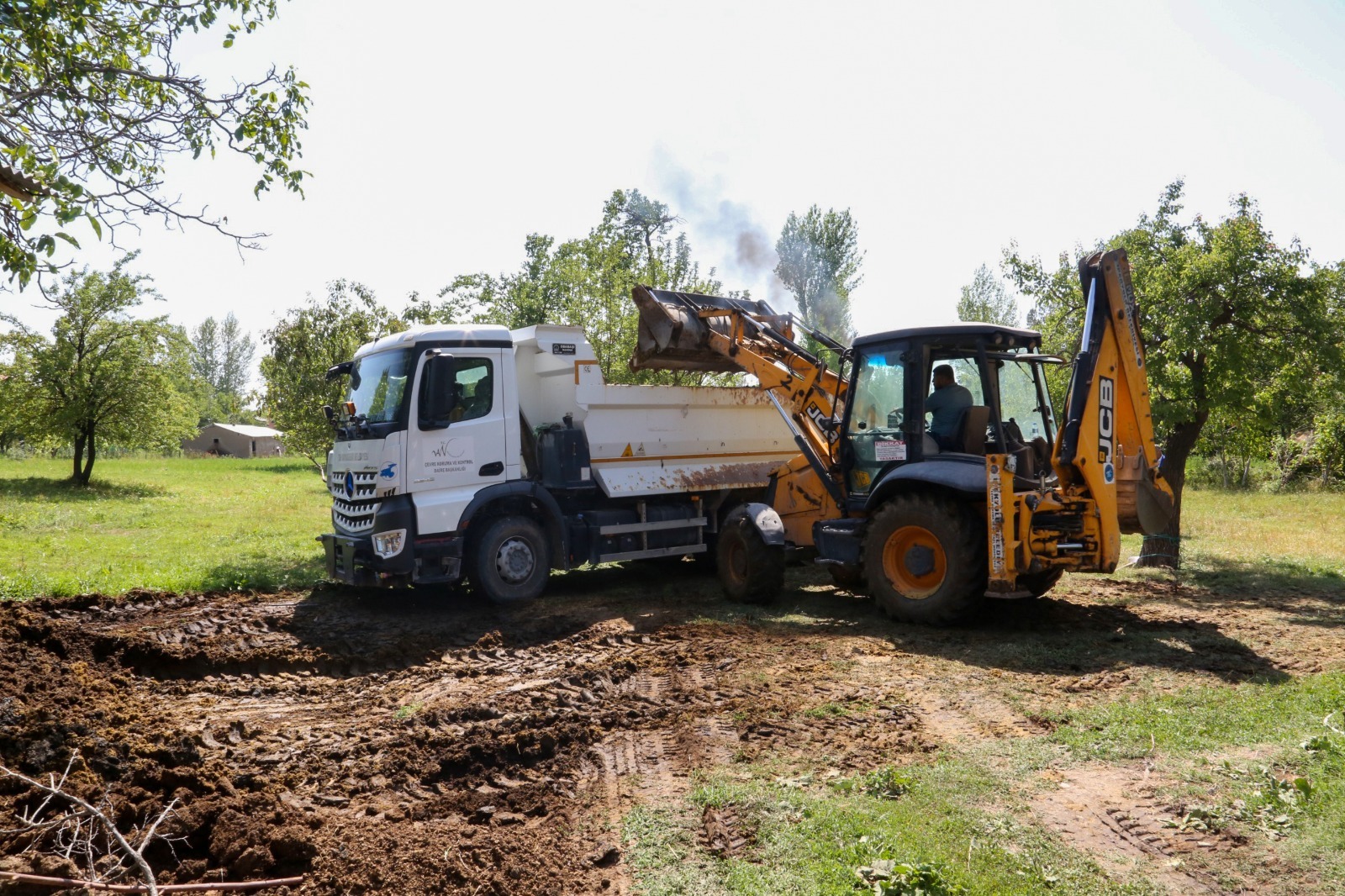 Van’da hayvansal atıklar tarlalara dökülüyor