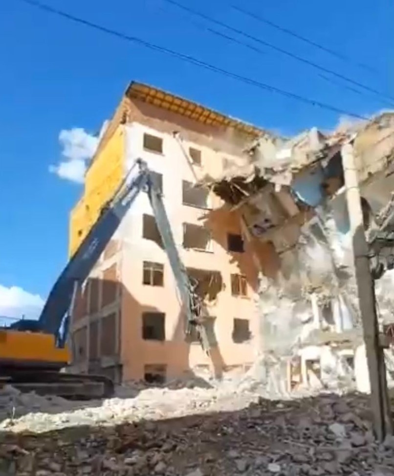 Tek darbede yerle bir oldu