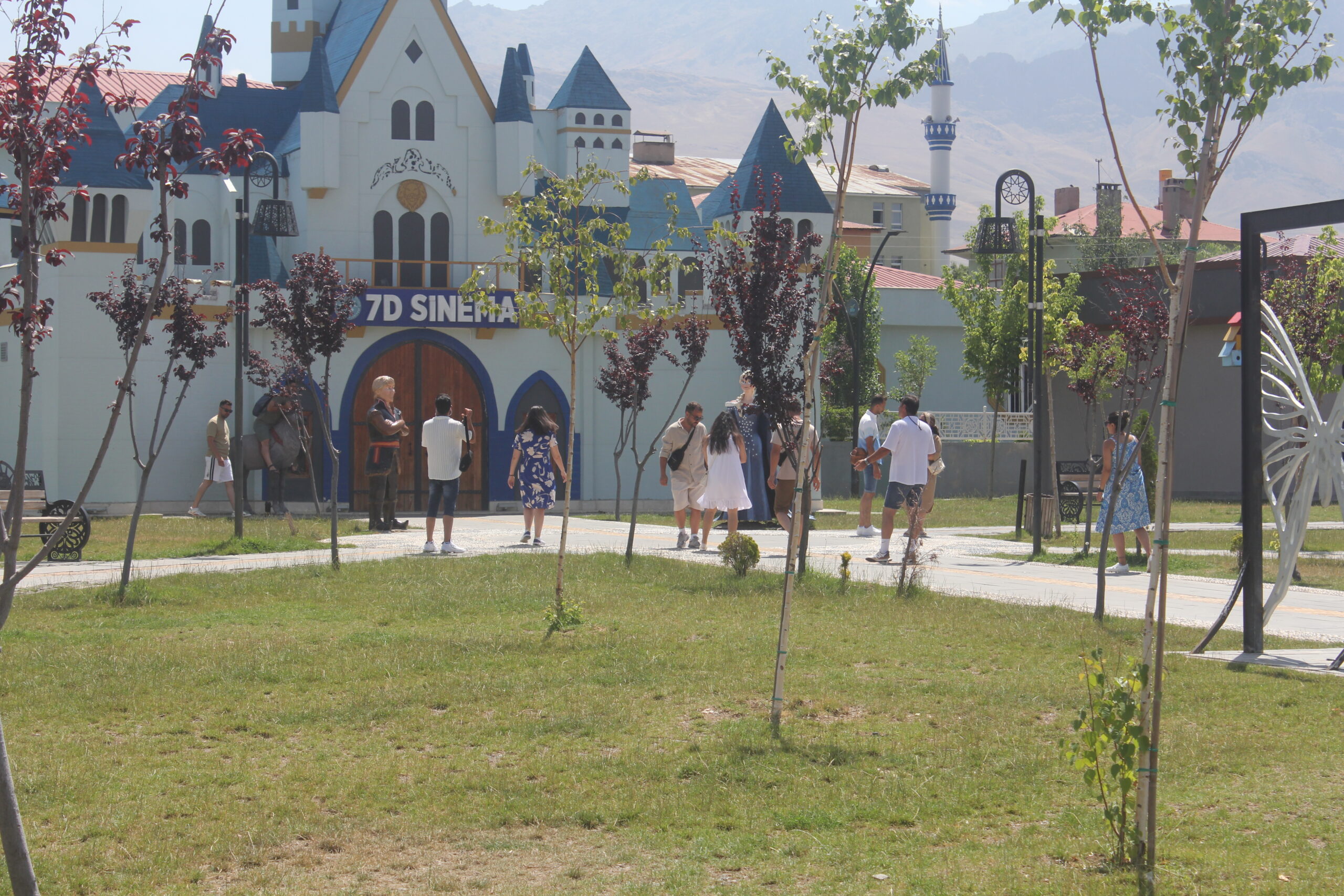 Van’da bulunan Ters Ev çok sayıda ziyaretçiyi ağırladı