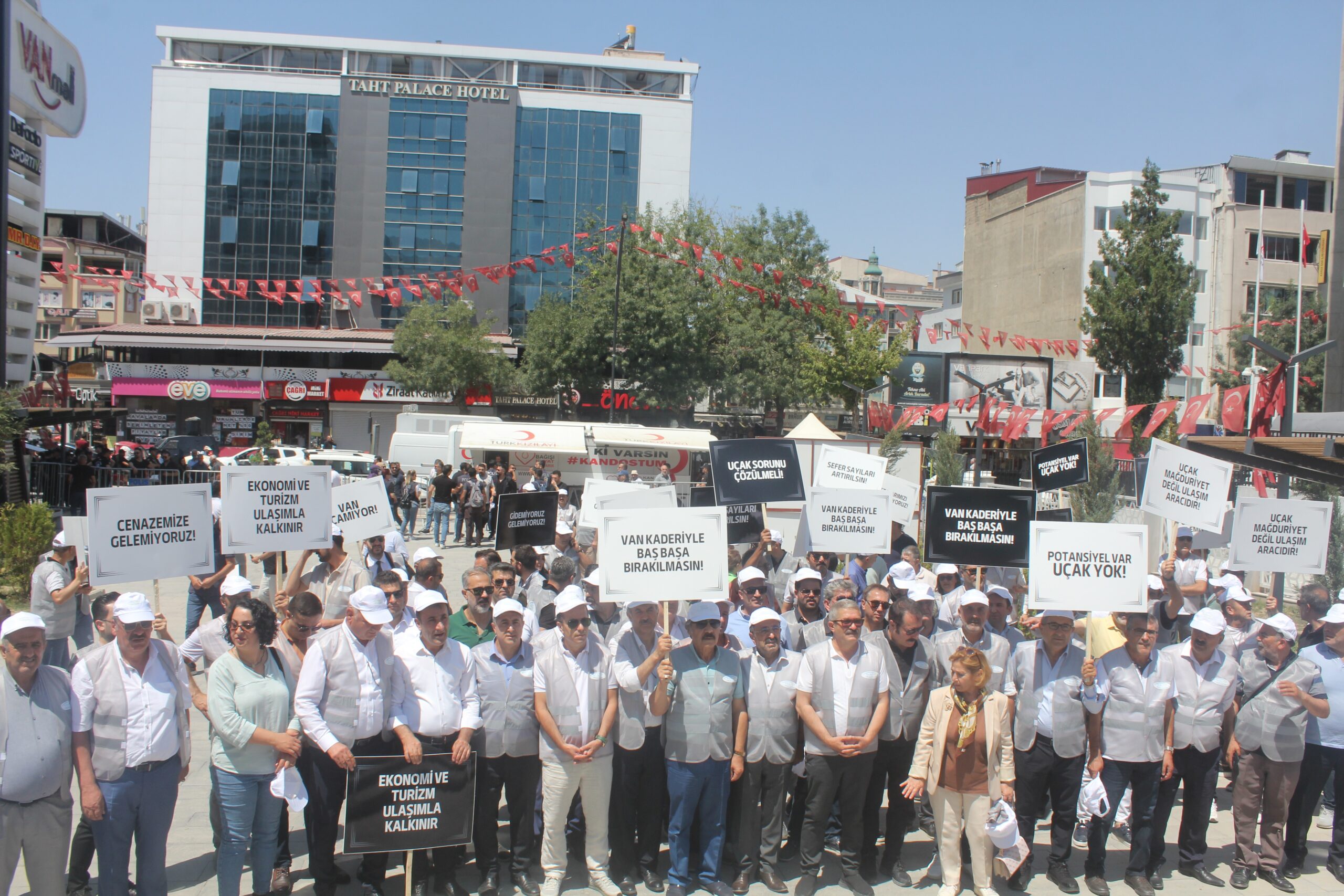 Van’da bulunan STK’lardan uçuşlara tepki yürüyüşü