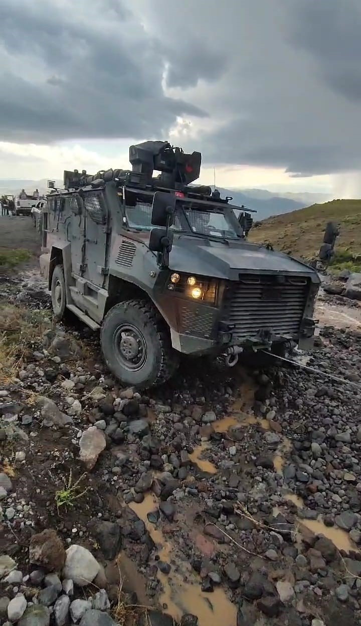 Türkiye’nin en yüksek dağında  sel felaketi