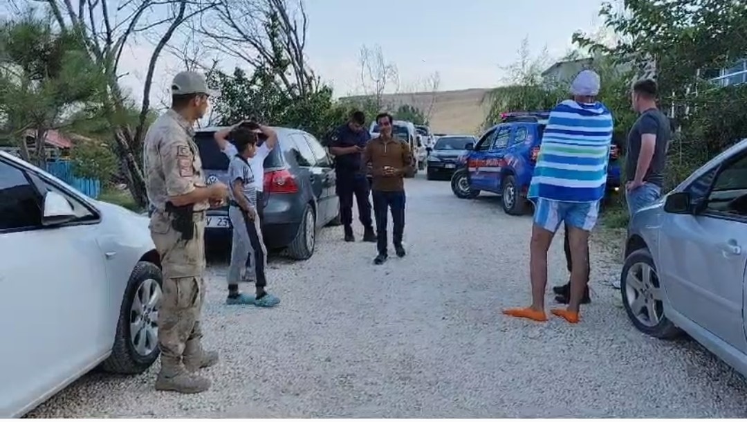 Van Gölü açıklarında yüzen kişi ekipleri alarma geçirdi