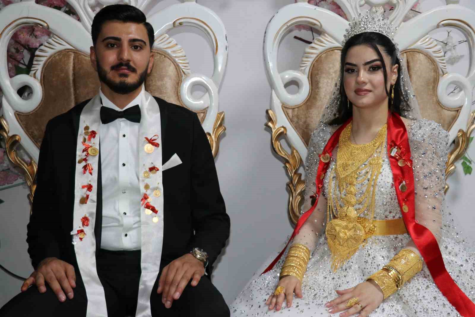 Van’da aşiret düğününde geline 3 kilo altın takıldı
