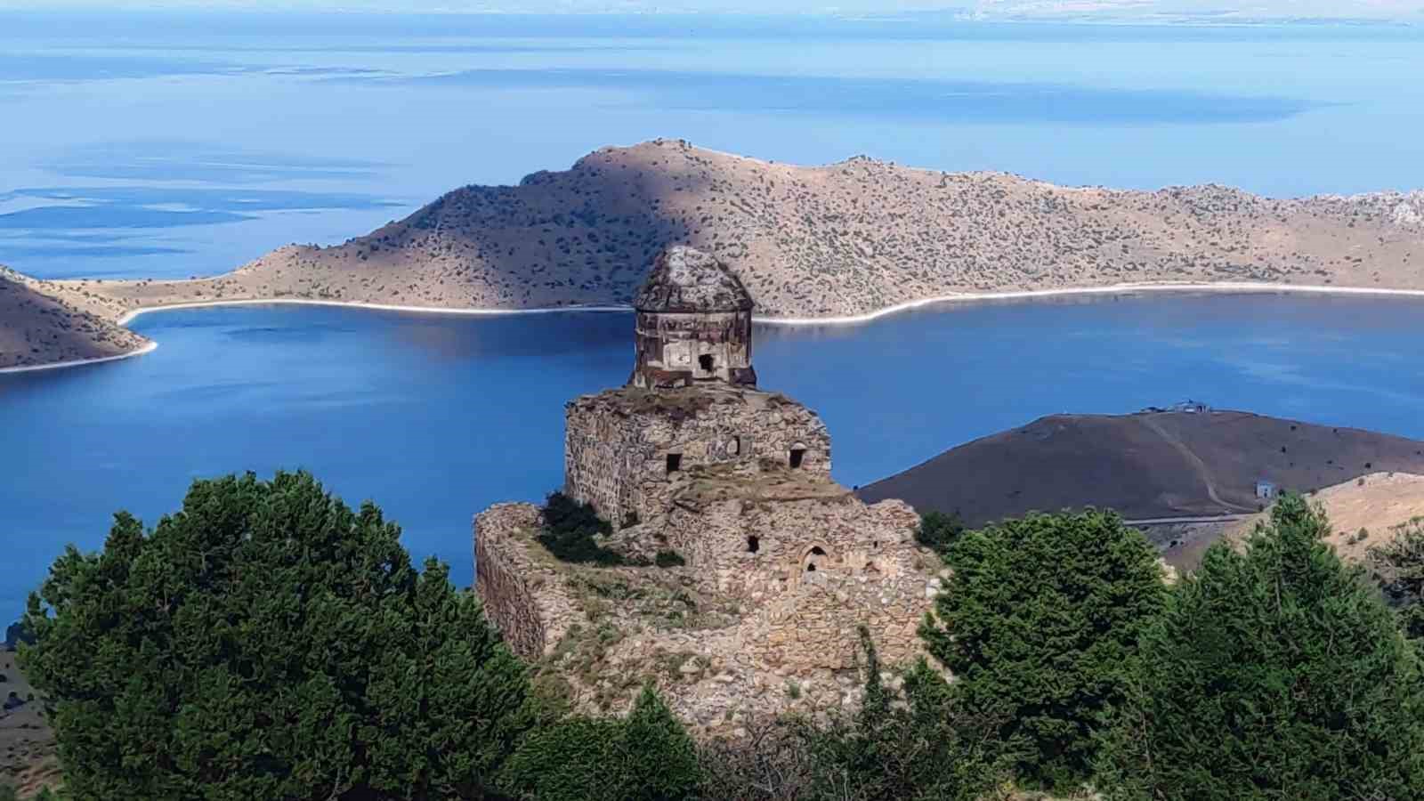 Van’da defineciler tarihi kiliseyi tahrip etti